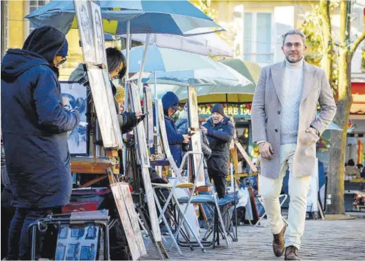  ?? JAVIER OCAÑA ?? Máximo Huerta, en la famosa Place du Tertre de Montmartre, en París, donde exponen los pintores.