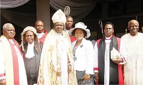  ??  ?? Retired Bishop of Lagos Mainland, Prof. Adebayo Akinde (left); Chancellor, Diocese of Lagos West, Justice Opeoluwa Ogunade; Bishop of Diocese of Lagos West, Rt. Rev. James Olusola Odedeji, his wife, Lydia; Rt. Rev. Ezekiel Dahunsi and Diocesan father,...