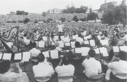 ?? THE COMMERCIAL APPEAL ?? Vincent Defrank conducts the Memphis Symphony Orchestra at the Sunset Symphony before a massive crowd in Tom Lee Park on May 29, 1982.