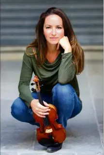  ??  ?? Geneviève Laurenceau, violoniste, l’âme du «Sacre des oiseaux» sera dimanche au Palais Croisette avec l’orchestre de Cannes dirigé par Benjamin Lévy. (Photo Natacha Colmez)