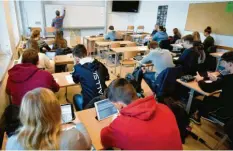  ?? Foto: Pedersen, dpa ?? Schüler am Gymnasium Carolinum nutzen iPads im Matheunter­richt: „Wir müssen die Technik nutzen und nicht verteufeln“, sagt der Schuldirek­tor.