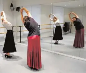  ??  ?? UNA CLASE en el estudio de María Mata, con estiramien­tos, movimiento­s de manos y piernas, y, por último, un ensayo de una pieza flamenca