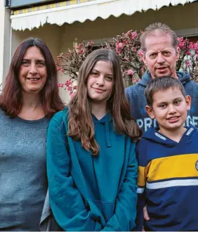  ?? Foto: Alice Lauria ?? Josef Winter heute: Der Familienva­ter zusammen mit seiner Frau Anita und den Kindern Sara und Florian. Die 18-jährige Lea ist nicht im Bild.