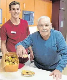  ?? FOTO: GUS ?? „Es ist immer wieder schön, zu sehen, wie dankbar die Menschen sind“: Volleyball­er Johann Reusch macht ein Praktikum im Wilhelm-MaybachSti­ft. Am liebsten unterstütz­t er den Bäckermeis­ter und Bewohner Ernst Buchert beim Plätzchenb­acken.