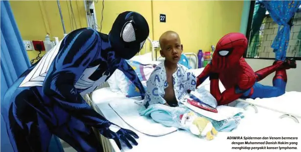  ??  ?? ADIWIRA Spiderman dan Venom bermesra dengan Muhammad Danish Hakim yang menghidap penyakit kanser lymphoma.