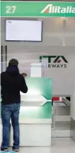  ?? ANSA ?? C’è ITA a Fiumicino
Al terminal 1 dell’aeroporto di Fiumicino sono comparsi ai banchi check-in, i primi loghi della nuova compagnia ITA Airways