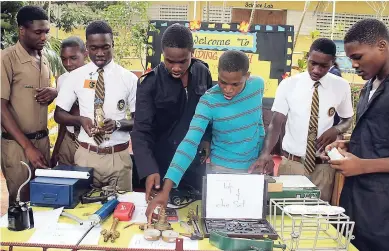  ?? TAMARA BAILEY PHOTO ?? Mechanical engineerin­g students arranging items they made for display.