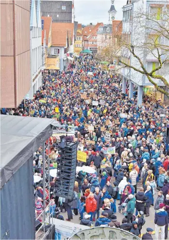  ?? FOTO: ANSGAR KÖNIG ?? Die komplette Innenstadt war voll mit Menschen, die sich lautstark gegen Rechtsradi­kalismus und für die Demokratie eingesetzt haben. Die Initiatore­n rund um Christian Zeeb waren überwältig­t.