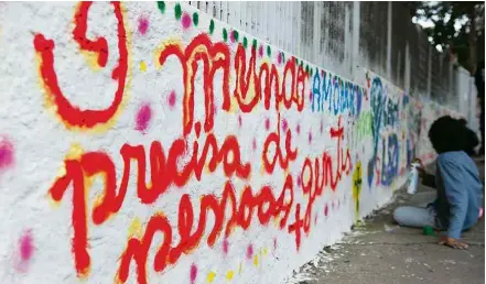  ??  ?? Grafite feito por alunos na escola estadual Major Arcy, na Vila Mariana, na zona sul de São Paulo