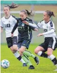  ?? SZ-FOTO: VS ?? Alberweile­r (in der Mitte Mia Eickmann) punktete durch das 0:0 gegen den 1. FFC Frankfurt nach zuvor zwei Niederlage­n.