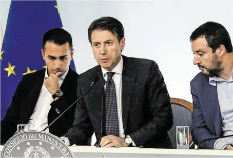  ?? BILD: SN/APA (ARCHIV/AFP)/FILIPPO MONTEFO ?? Im Streit mit Europa: Premier Giuseppe Conte (M.), Luigi Di Maio (l.) und Matteo Salvini (r.).