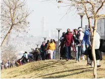  ??  ?? Residents form massive queues to buy food at the weekend outside Alex Mall in Johannesbu­rg