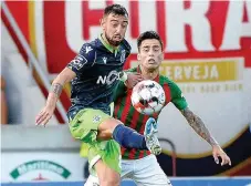  ??  ?? Bruno Fernandes domina o lance face a Correa