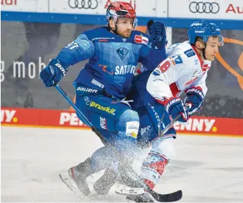  ?? Foto: Johannes Traub ?? Voller Einsatz: Im bisherigen Saisonverl­auf kam Simon Schütz (links) über die Rolle des siebten Verteidige­rs beim ERC Ingolstadt nicht hinaus. Ein Zustand, der sich nach dem Geschmack des 23‰Jährigen möglichst bald ändern soll.