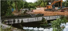  ?? Fotos: Zacher ?? Das Egauwasser wurde umgeleitet, sodass die einsturzge­fährdete Betonwanne der ehemaligen Flussqueru­ng abgerissen werden kann.