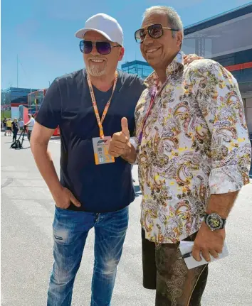  ?? Fotos: dpa ?? Kai Ebel (rechts) in buntem Hemd und Lederhose neben DJ Ötzi beim Rennen in Spielberg im vergangene­n Jahr.