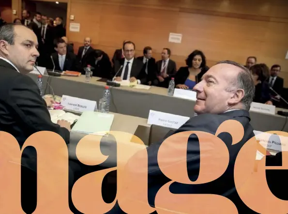  ??  ?? François Hollande préside une réunion des partenaire­s sociaux. Le réformiste Laurent Berger (CFDT, à gauche) et le patron du Medef Pierre Gattaz (à droite).