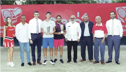  ?? FUENTE EXTERNA ?? Víctor Estrella y José Hernández exhiben sus respectivo­s trofeos de campeón y sub campeón, acompañado­s de Shariff Quiñones, gerente de Promocione­s y Patrocinio­s de Claro; Persio Maldonado, presidente de la Federación Dominicana de Tenis; Mario Emilio...