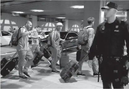  ?? Foto: Efe ?? Los jugadores de Boca a su llegada al aeropuerto de Barajas.