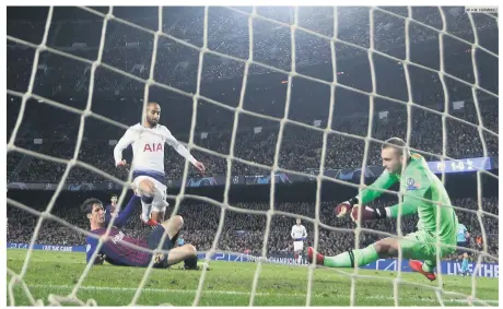  ?? AP • M. FERNÁNDEZ ?? IN EXTREMIS. Lucas Moura marcó el tanto con el que el Tottenham aseguró su sitio en Octavos de Final a cinco minutos de terminar el duelo ante el Barcelona.