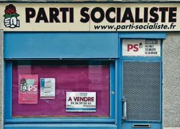  ?? FOTO: DPA ?? Das Schild vor einem PS-Wahlkampfb­üro in Épernay macht die Lage der Partei deutlich: „Zu verkaufen“ist dort zu lesen.