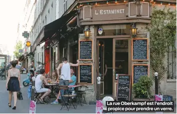  ??  ?? La rue Oberkampf est l’endroit propice pour prendre un verre.