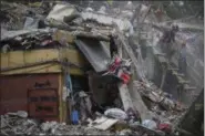  ?? NATACHA PISARENKO — THE ASSOCIATED PRESS ?? A rescue worker walks down a ladder as the search for people continues amid the rubble of a collapsed apartment complex in the southern neighborho­od of Tlalpan of Mexico City, Monday.