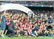  ?? FOTOS: MD ?? Gurpegi muestra el trofeo ante el Ayuntamien­to. Antes había posado el Athletic en el Camp Nou. Ibrahimovi­c también, pero por otra Supercopa azulgrana