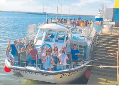  ?? APH ?? Una de las 35 travesías que se organizaro­n en el catamarán por la Ría de Huelva.