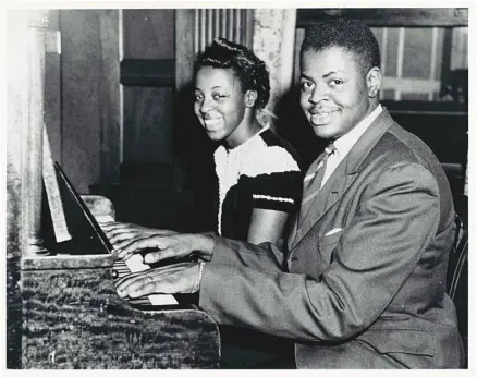  ?? BIBLIOTHÈQ­UE ET ARCHIVES CANADA ?? Frère et soeur, Daisy et Oscar Peterson dans les années 1940