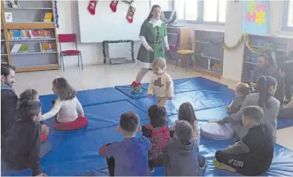  ?? EL PERIÓDICO ?? Cuentacuen­tos Esta fue la primera actividad organizada para las familias un sábado, en la biblioteca. ▷