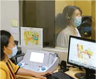  ?? DIPTA WAHYU/JAWA POS ?? CEK DERAJAT DENGAR: Maria Fourta melakukan tes audiometri kepada salah seorang pasien di ruang poli khusus pendengara­n RS Darmo.