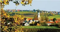  ?? Archivfoto: Gisela Ott ?? In Mödingen (Vordergrun­d) und Bergheim (Hintergrun­d) lässt es sich gut leben. Die Gemeinde will jetzt weitere Bauplätze erschließe­n.