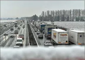  ??  ?? Ce week-end, le trafic a été fortement ralenti dans le Nord-Est, notamment.