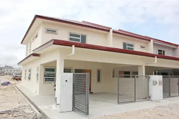  ??  ?? The double-storey terrace show house of Kin Link Villa, Jalan Sungai Rait.