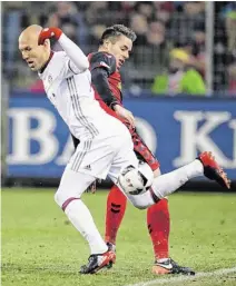  ?? BILD: SN/APA/AFP/THOMAS KIENZLE ?? Mit der Freiburger Abwehr hatte Bayern-Star Arjen Robben seine liebe Not.