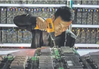  ?? // EFE ?? Empleado trabajando en una fábrica de Bitcoin en Sichuan, China