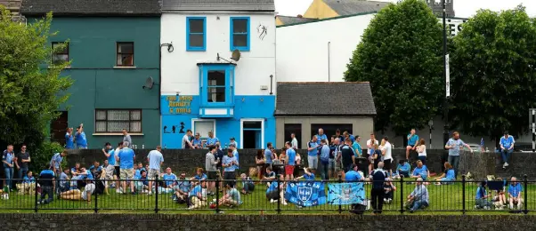  ??  ?? FANS: Dublin supporters in Kilkenny ahead of the Leinster GAA Football Senior Championsh­ip quarter-final. Photo: Stephen McCarthy