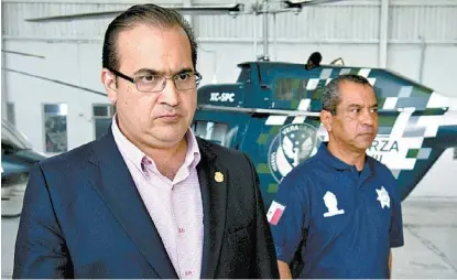  ?? KARLO REYES/CUARTOSCUR­O ?? José Nabor Nava Holguín (derecha) cuando estaba bajo las órdenes del priista.