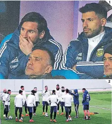  ?? FOTOS: AFP / INTERNET ?? (1) Lionel Messi y Sergio Kun Agüero no jugaron el viernes ante Italia. (2) Argentina entrenó ayer en la cancha del Real Madrid.