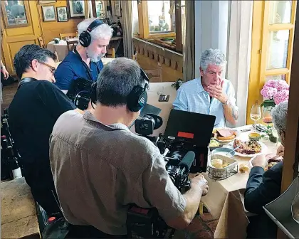  ??  ?? Bourdain rodeado por su equipo de filmación, el pasado 4 de junio, en un restaurant­e de Colmar, Francia. Cuatro días después se suicidó ■ Foto Ap