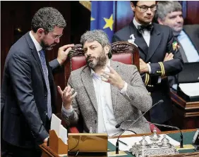  ??  ?? Gialli e verdi Roberto Fico e Riccardo Fraccaro del M5S; Matteo Salvini con alcuni deputati leghisti Ansa