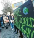  ?? Foto: Weizenegge­r ?? „Macht die Welt wieder grün“, forderten Schüler in Günzburg.