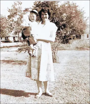  ?? VALINDA GREEN PHOTO ?? Valinda Green, left, is held by her mother, Lillie Nye, in an undated photo.