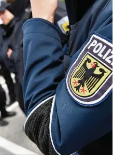  ?? Foto: Felix Kästle, dpa ?? Mitten in die Debatte über die innere Sicherheit platzen Meldungen von einer Pensi onswelle bei der Polizei und in der Justiz.