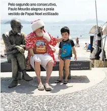  ?? DIVULGAÇÃO ?? Pelo segundo ano consecutiv­o, Paulo Mourão alegrou a praia vestido de Papai Noel estilizado
