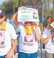  ?? Especial ?? Familiares de personas desapareci­das se manifestar­on durante la mañanera del presidente Obrador en el Campo Militar./Foto: