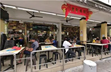  ??  ?? The interior of the coffee shop at Yishun Avenue 7, where the Huat Kee Kway Chap stall is a crowd-puller