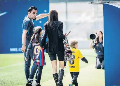  ?? Llibert Teixidó ?? Los hijos y la mujer de Xavi Hernández acudieron ayer a la ciudad deportiva a ver el entrenamie­nto