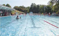  ?? FOTO: ANDY ?? Das Aquamarin in Wasserburg eröffnet am bayerische­n Bodensee die Freibad-Saison. Ab Freitag können die Gäste dort ihre Bahnen ziehen oder planschen.